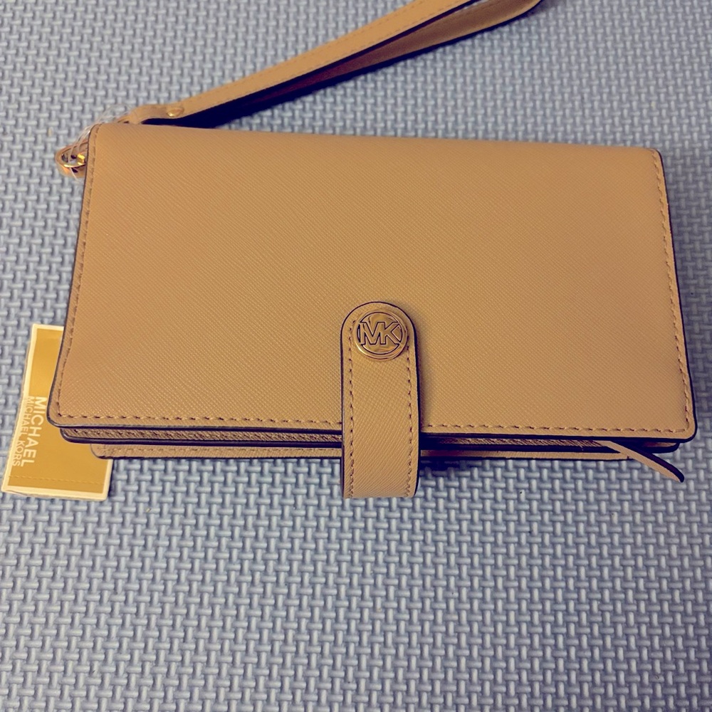 🆕Michael Kors Jet Set Charm wristlet ❤️